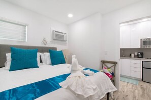 1 dormitorio, tabla de planchar con plancha, wifi y ropa de cama