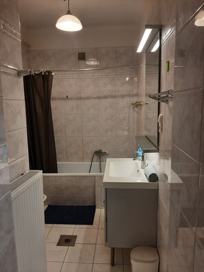 Ensemble baignoire-douche, séchoir à cheveux, bidet, serviettes fournies