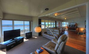 TV, fireplace, video games, DVD player - Stanley View Beach House (Cowrie Point)