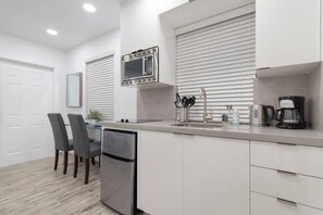 Réfrigérateur, micro-ondes, plaque de cuisson, cafetière/bouilloire