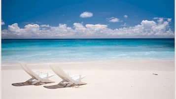 Plage, chaises longues, serviettes de plage