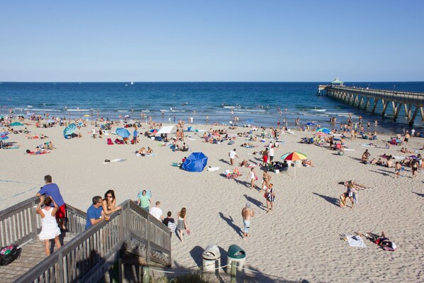 Beach nearby, sun loungers, beach towels