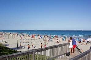 Plage à proximité, chaises longues, serviettes de plage