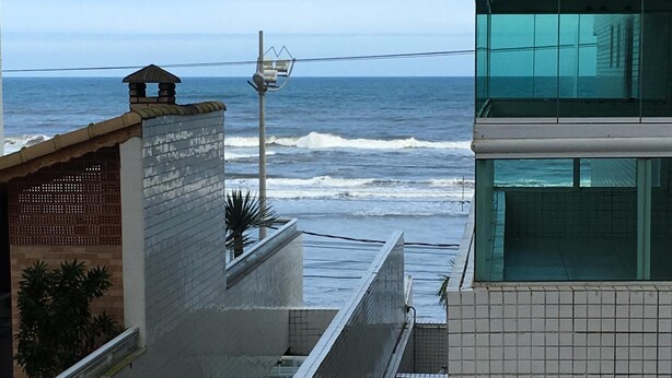 Un bâtiment moderne offrant une vue sur l’océan.