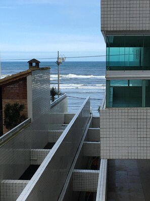 Un edificio moderno con vista al océano.
