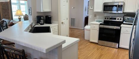 Réfrigérateur, four à micro-ondes, un four, surface de cuisson