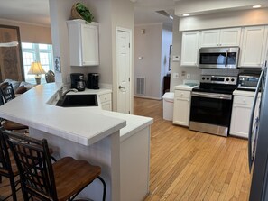 冷蔵庫、電子レンジ、オーブン、コンロ