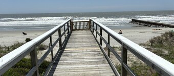 Majestic Sandcastle! Oceanfront-Pet Friendly! 4 King BRs -1 queen sleeping area