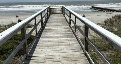 Majestic Sandcastle! Oceanfront-Pet Friendly! 4 King BRs -1 queen sleeping area