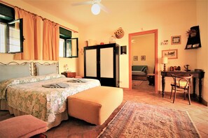 7 bedrooms, iron/ironing board, travel crib, free WiFi - Between Catania and Syracuse,countryside Villa  with private pool 1km from beach (Brucoli)
