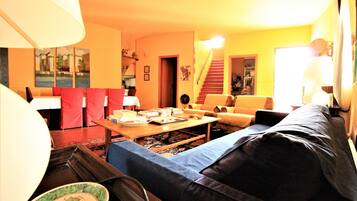 Smart-TV, Kamin, DVD-Player, Tischfußball