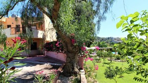 A villa with a garden, a pool, and a view of the hills. - Between Catania and Syracuse,countryside Villa  with private pool 1km from beach (Brucoli)