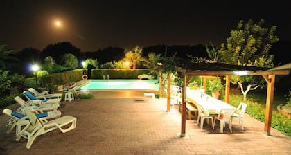 Ländliche Villa mit privatem Pool zwischen Catania und Syrakus, 1 km vom Strand entfernt