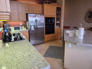 Coffee/tea maker, fridge, microwave, oven - Snowcreek Resort Vacation Rental 990 (Mammoth Lakes)