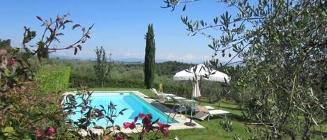 Una piscina al aire libre