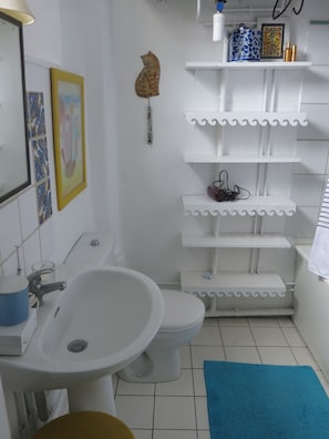 Combined shower/bathtub, hair dryer, towels, soap