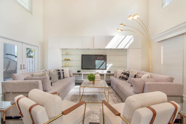 Smart TV, Netflix, Hulu, streaming services