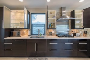 Refrigerador, microondas, horno, placa de cocina