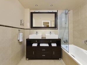 Hair dryer, towels, soap, toilet paper - Stunning Beachfront Apartment (Torrox)