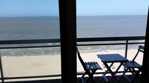 Outdoor dining - Studio on the beach with sea view (Middelkerke)
