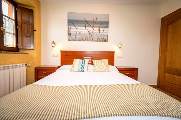 2 bedrooms, iron/ironing board, travel crib, free WiFi