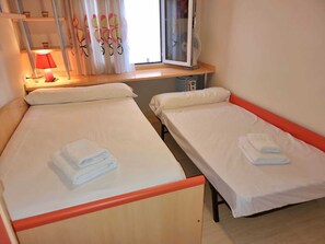 3 makuuhuonetta, silitysrauta/-lauta, ilmainen Wi-Fi, vuodevaatteet