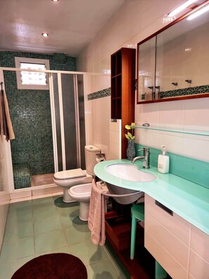 تجهيزات دش، مجففات شعر، مناشف، صابون