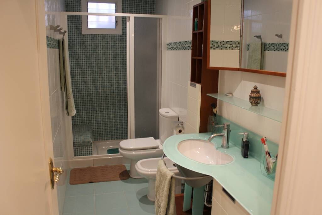 Douche, sèche-cheveux, serviettes fournies, savon