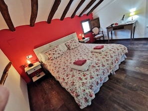 3 bedrooms, desk, iron/ironing board, free WiFi