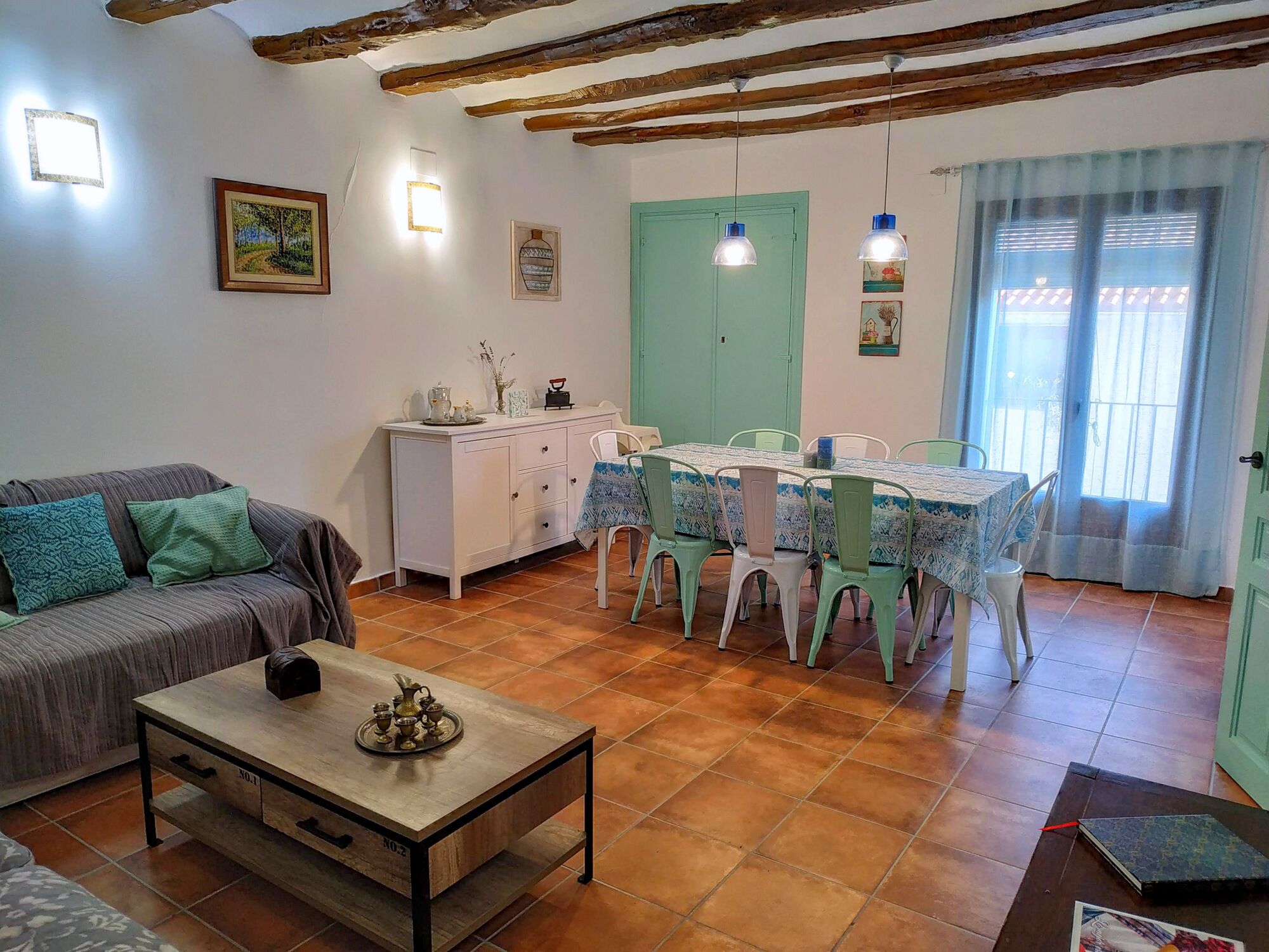 Una Smart TV, una chimenea, libros