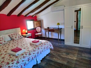 3 bedrooms, desk, iron/ironing board, travel cot