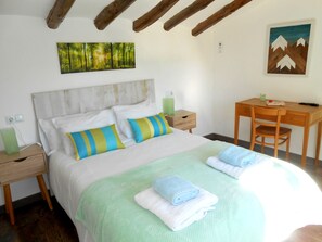 3 soverom, skrivebord, strykejern/-brett og reiseseng for barn