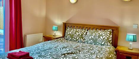 1 chambre, bureau, fer et planche à repasser, lit parapluie