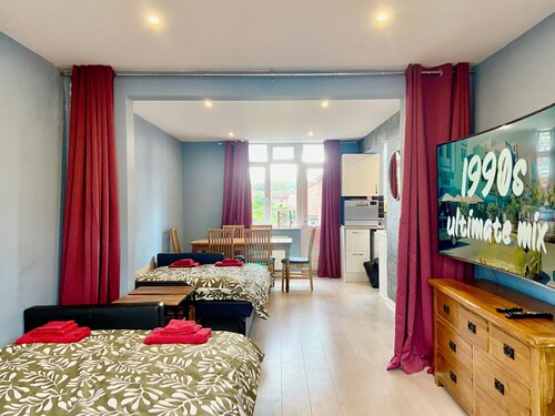 Immaculate hi-spec apartment, sleeps 6. Free wifi, secure garden, free parking.