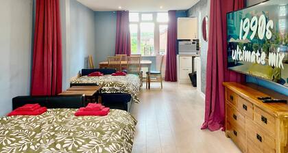 Immaculate hi-spec apartment, sleeps 6. Free wifi, secure garden, free parking.