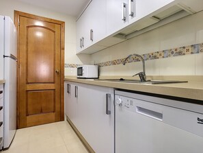 Een koelkast, een microgolfoven, een oven, een kookplaat