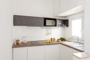 Frigorifero, microonde, piano cottura, macchina per tè/caffè