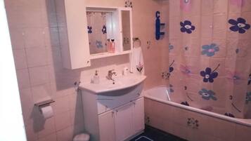 Asciugacapelli, asciugamani, sapone, shampoo