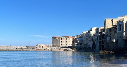 Delicious central penthouse in Cefalu' with enchanting and panoramic sea view.