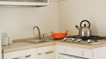 Kühlschrank, Ofen, Herdplatte, Wasserkocher mit Kaffee-/Teezubehör