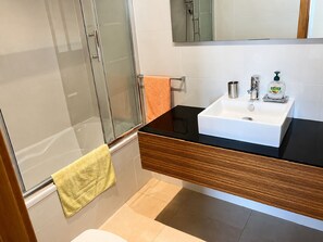 Combinazione doccia/vasca, asciugacapelli, bidet, asciugamani