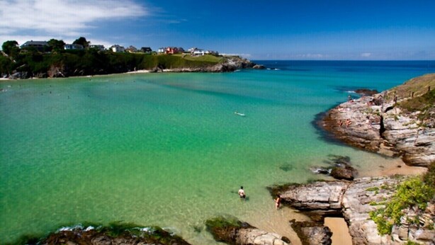 A coastal landscape with clear turquoise waters, rocky shorelines, and buildings on a hillside. - Apartment 2: With porch, pool and garden (Tapia De Casariego)