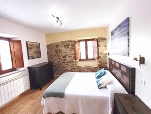 2 habitaciones, tabla de planchar con plancha y cuna de viaje