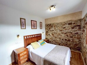 2 bedrooms, iron/ironing board, travel cot, free WiFi