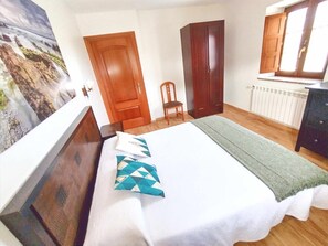 2 habitaciones, tabla de planchar con plancha y cuna de viaje 