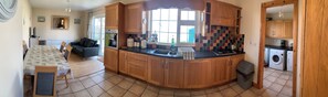 Fridge, microwave, oven, stovetop - Delightful 3 bedroom house (Listowel)