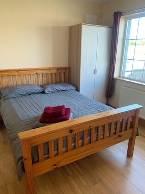 3 bedrooms, desk, iron/ironing board, travel crib - Delightful 3 bedroom house (Listowel)