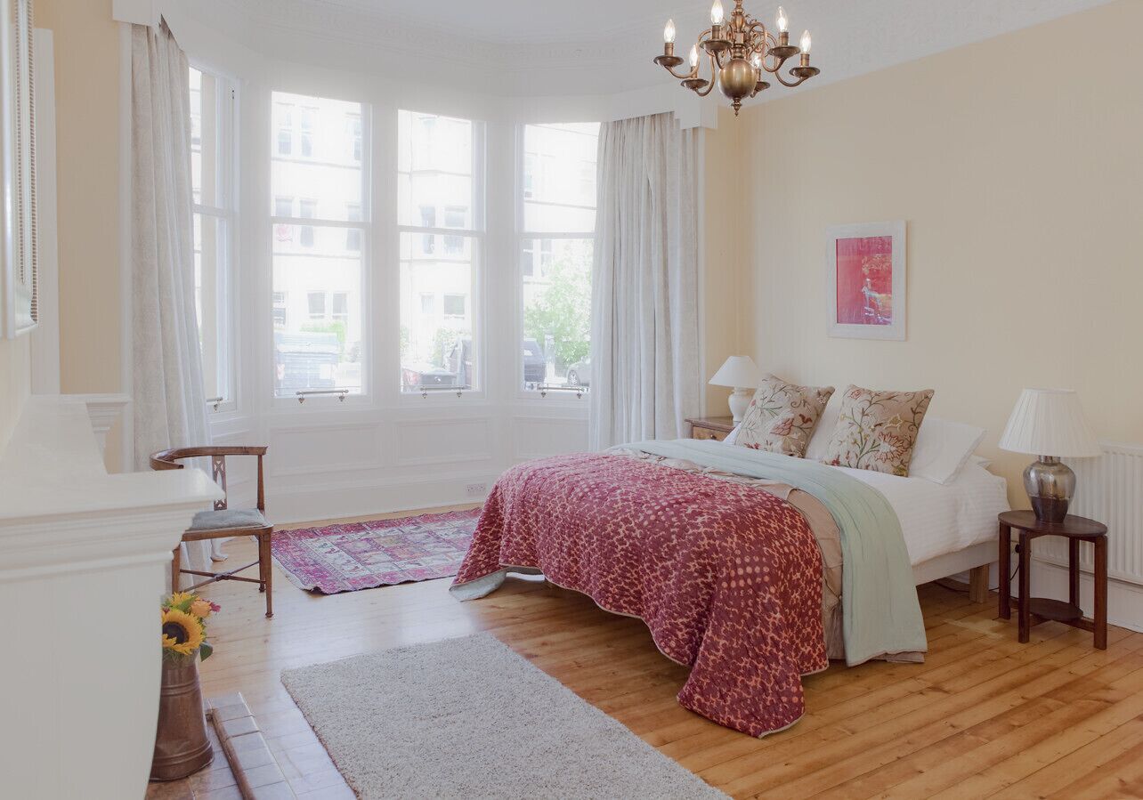 2 habitaciones, tabla de planchar con plancha y cuna de viaje 