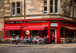 Outdoor dining - Main Door Apartment in an enviable location (Edinburgh)