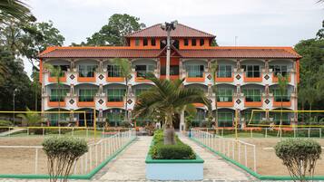 Chambre Triple Supérieure, plusieurs lits, non-fumeurs, vue établissement | 1 chambre, literie hypoallergénique, couette en duvet d'oie, bureau